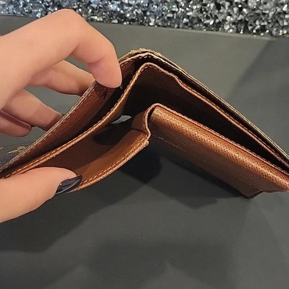 LOUIS VUITTON Monogram Wallet - Picture 9 of 11